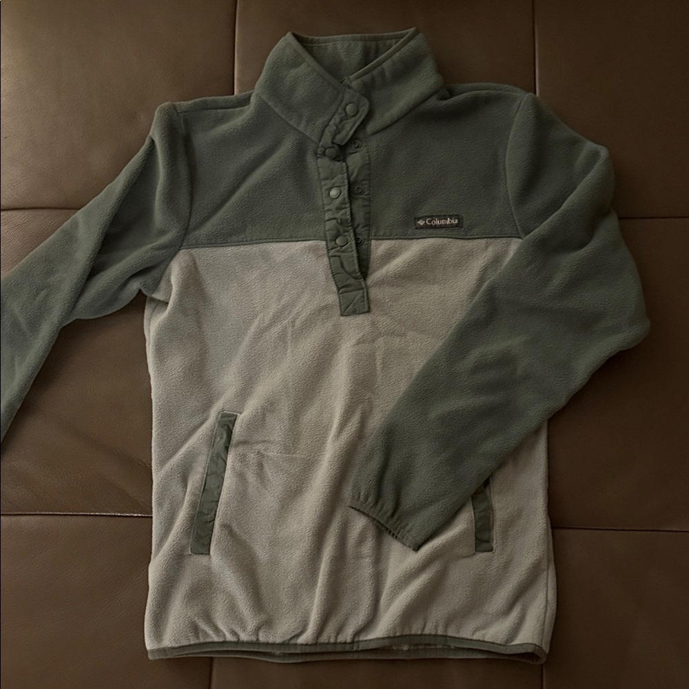 Columbia woman’s Fleece Sweater - Olive and Light Gray